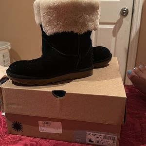 Preowned K Ramona classic short black size 2 UGGs only worn two times